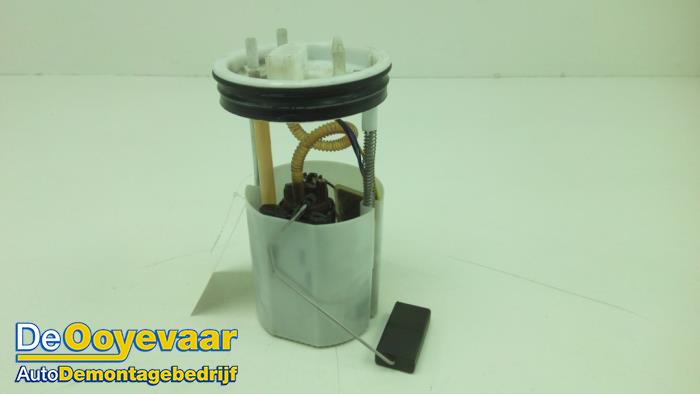 Benzinepomp van een Volkswagen Polo V (6R) 1.4 16V 2013