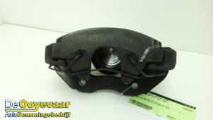 Gebruikte Remklauw (Tang) rechts-voor Ford EcoSport (JK8) 1.0 EcoBoost 12V 125 Prijs € 15,00 Margeregeling aangeboden door Autodemontagebedrijf De Ooyevaar