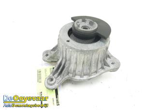 Gebruikte Motorrubber Mercedes E (W213) E-220d 2.0 Turbo 16V Prijs € 15,00 Margeregeling aangeboden door Autodemontagebedrijf De Ooyevaar