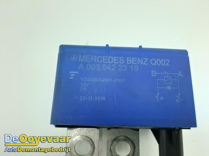 Overspanningsrelais van een Mercedes-Benz A (W176) 1.5 A-180 CDI, A-180d 16V 2015