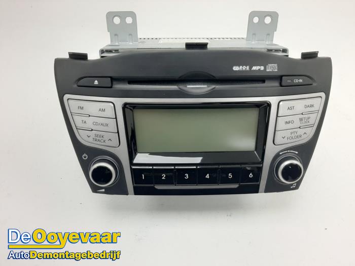 Radio CD Speler van een Hyundai iX35 (LM) 2.0 16V 2011