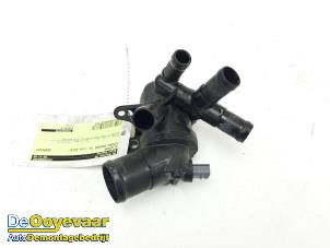 Gebruikte Thermostaathuis Nissan Qashqai (J11) 1.3 DIG-T 160 16V Prijs € 15,00 Margeregeling aangeboden door Autodemontagebedrijf De Ooyevaar