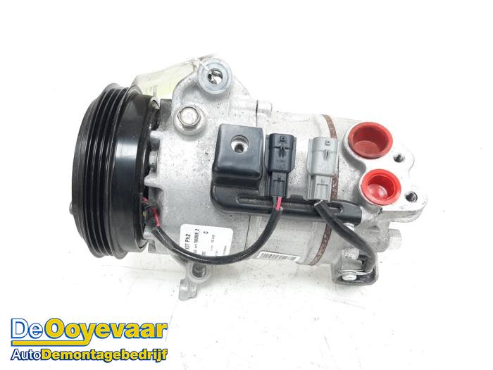 Gebruikte Aircopomp Renault Twingo III (AH) 1.0 SCe 75 12V Prijs € 99,99 Margeregeling aangeboden door Autodemontagebedrijf De Ooyevaar