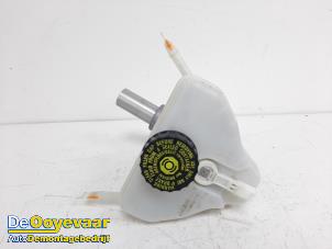 Gebruikte Hoofdremcilinder Mercedes C (W205) C-220 2.2 CDI BlueTEC, C-220 d 16V Prijs € 25,00 Margeregeling aangeboden door Autodemontagebedrijf De Ooyevaar