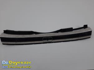 Gebruikte Afdekking slotvanger achter Audi A4 Avant (B9) 2.0 TDI 16V Prijs € 19,99 Margeregeling aangeboden door Autodemontagebedrijf De Ooyevaar