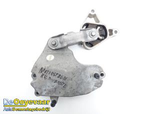 Gebruikte Motorrubber Mercedes A (W176) 1.6 A-180 16V Prijs € 9,99 Margeregeling aangeboden door Autodemontagebedrijf De Ooyevaar