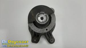 Gebruikte Motorsteun Mercedes C (W205) C-180 1.6 16V Prijs € 15,00 Margeregeling aangeboden door Autodemontagebedrijf De Ooyevaar