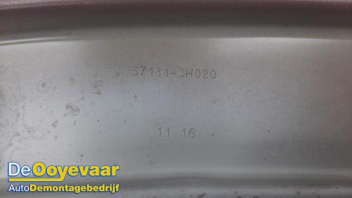 Radiateurbalk van een Peugeot 108 1.0 12V 2016