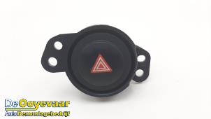 Gebruikte Paniekverlichtings Schakelaar Peugeot 108 1.0 12V Prijs € 5,00 Margeregeling aangeboden door Autodemontagebedrijf De Ooyevaar