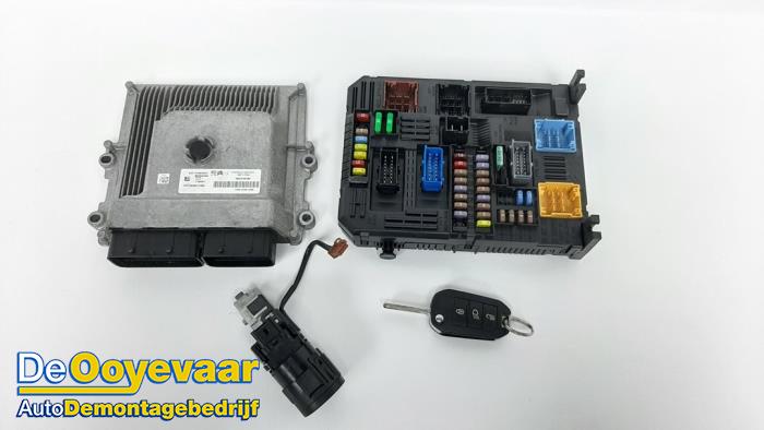 Gebruikte Kontaktslot + computer Peugeot 308 SW (L4/L9/LC/LJ/LR) 1.2 12V e-THP PureTech 130 Prijs € 225,00 Margeregeling aangeboden door Autodemontagebedrijf De Ooyevaar