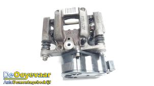 Gebruikte Remklauw (Tang) links-achter Peugeot 308 SW (L4/L9/LC/LJ/LR) 1.2 12V e-THP PureTech 130 Prijs € 25,00 Margeregeling aangeboden door Autodemontagebedrijf De Ooyevaar