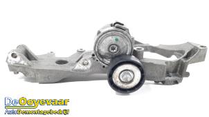 Gebruikte Dynamosteun boven Landrover Range Rover Prijs € 15,00 Margeregeling aangeboden door Autodemontagebedrijf De Ooyevaar