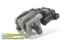 Gebruikte Remklauw (Tang) rechts-achter Mercedes B (W247) 1.3 B-180 Turbo 16V Prijs € 39,99 Margeregeling aangeboden door Autodemontagebedrijf De Ooyevaar