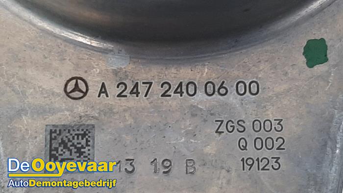 Motorrubber van een Mercedes-Benz B (W247) 1.3 B-180 Turbo 16V 2019