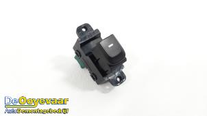 Gebruikte Raam schakelaar elektrisch Hyundai i10 (B5) 1.0 12V Prijs € 5,00 Margeregeling aangeboden door Autodemontagebedrijf De Ooyevaar