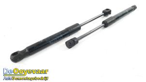 Gebruikte Gasdemper Motorkap Set BMW 4 serie (F32) M4 3.0 24V Turbo Competition Package Prijs € 9,99 Margeregeling aangeboden door Autodemontagebedrijf De Ooyevaar