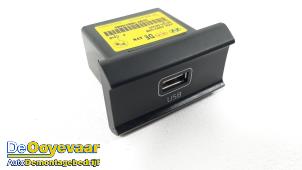 Gebruikte AUX/USB aansluiting Kia Niro I (DE) 64 kWh Prijs € 24,99 Margeregeling aangeboden door Autodemontagebedrijf De Ooyevaar