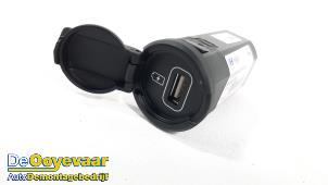 Gebruikte AUX/USB aansluiting Kia Niro I (DE) 64 kWh Prijs € 39,99 Margeregeling aangeboden door Autodemontagebedrijf De Ooyevaar