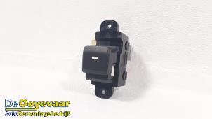 Gebruikte Schakelaar Elektrisch Raam Hyundai i20 (GBB) 1.0 T-GDI 100 12V Prijs € 5,00 Margeregeling aangeboden door Autodemontagebedrijf De Ooyevaar