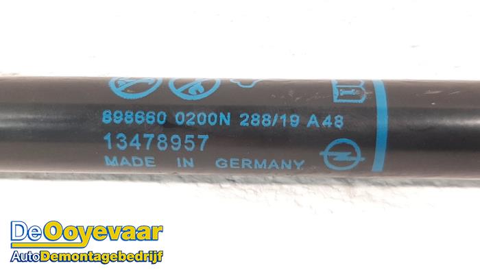 Gasdemper Motorkap links van een Opel Crossland (X) 1.2 Turbo 12V 2019