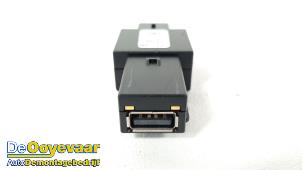 Gebruikte AUX/USB aansluiting Skoda Karoq 1.6 TDI 16V Prijs € 9,99 Margeregeling aangeboden door Autodemontagebedrijf De Ooyevaar