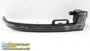 Gebruikte Knipperlicht spiegel rechts Peugeot 308 (L3/L8/LB/LH/LP) Prijs € 29,99 Margeregeling aangeboden door Autodemontagebedrijf De Ooyevaar