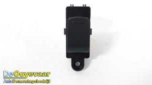 Gebruikte Elektrisch Raam Schakelaar Suzuki SX4 S-Cross (JY) 1.0 Booster Jet Turbo 12V Prijs € 9,99 Margeregeling aangeboden door Autodemontagebedrijf De Ooyevaar