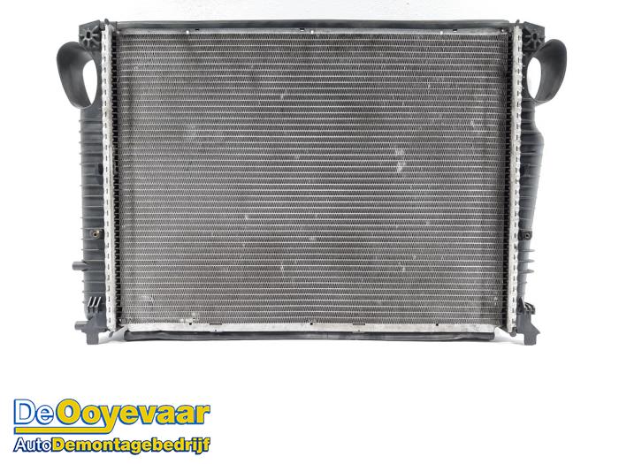 Gebruikte Radiateur Mercedes SL (R230) 5.0 SL-500 V8 24V Prijs € 125,00 Margeregeling aangeboden door Autodemontagebedrijf De Ooyevaar