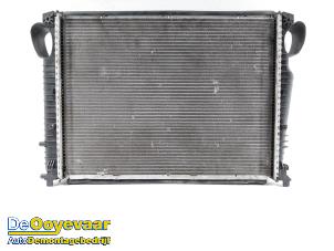 Gebruikte Radiateur Mercedes SL (R230) 5.0 SL-500 V8 24V Prijs € 125,00 Margeregeling aangeboden door Autodemontagebedrijf De Ooyevaar