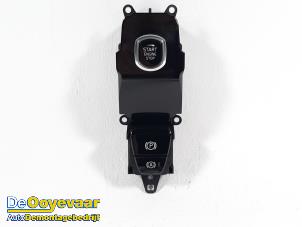 Gebruikte Schakelaar handrem Volvo S90 II 2.0 D4 16V Prijs € 29,99 Margeregeling aangeboden door Autodemontagebedrijf De Ooyevaar