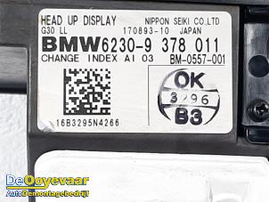 Head-up display van een BMW 5 serie (G30) M550i xDrive 4.4 V8 32V TwinPower Turbo 2017