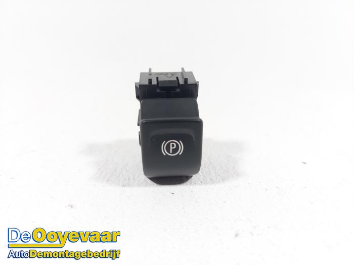 Gebruikte Schakelaar handrem Opel Insignia Grand Sport 2.0 D 16V Prijs € 5,00 Margeregeling aangeboden door Autodemontagebedrijf De Ooyevaar