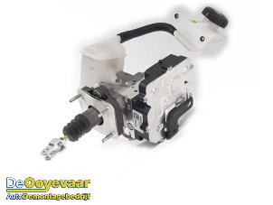 Gebruikte Hoofdremcilinder Kia Niro I (DE) 1.6 GDI Hybrid Prijs € 249,99 Margeregeling aangeboden door Autodemontagebedrijf De Ooyevaar