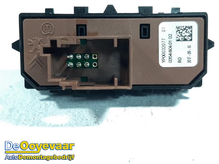 PDC Schakelaar van een Opel Crossland (X) 1.5 CDTI 100 2017