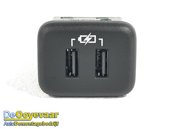 AUX/USB aansluiting van een Opel Insignia Grand Sport 1.5 CDTI 12V 2020