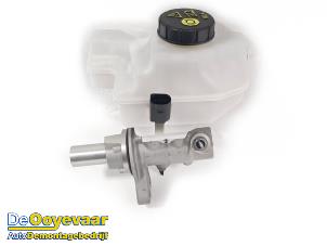 Gebruikte Hoofdremcilinder Volkswagen Caddy Cargo V (SBA/SBH) 2.0 TDI BlueMotionTechnology Prijs € 39,99 Margeregeling aangeboden door Autodemontagebedrijf De Ooyevaar