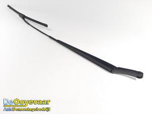 Gebruikte Ruitenwisserarm voor Volkswagen Caddy Cargo V (SBA/SBH) 2.0 TDI BlueMotionTechnology Prijs € 9,99 Margeregeling aangeboden door Autodemontagebedrijf De Ooyevaar