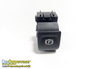 Gebruikte Schakelaar handrem Opel Insignia Grand Sport 1.5 CDTI 12V Prijs € 5,00 Margeregeling aangeboden door Autodemontagebedrijf De Ooyevaar