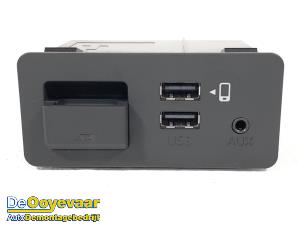 Gebruikte AUX/USB aansluiting Mazda 2 (DJ/DL) 1.5 SkyActiv-G 75 Prijs € 174,99 Margeregeling aangeboden door Autodemontagebedrijf De Ooyevaar