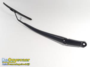 Gebruikte Ruitenwisserarm voor Toyota Yaris IV (P21/PA1/PH1) 1.5 12V Hybrid Prijs € 9,99 Margeregeling aangeboden door Autodemontagebedrijf De Ooyevaar