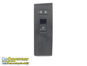 Gebruikte Ruit schakelaar elektrisch Volvo XC40 (XZ) 1.5 T4 Plug-in Hybrid 12V Prijs € 15,00 Margeregeling aangeboden door Autodemontagebedrijf De Ooyevaar