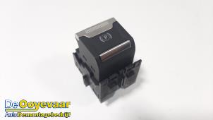 Gebruikte Handrem schakelaar Peugeot 2008 (UD/UK/UR/US/UX) 1.2 VTi 12V PureTech 130 Prijs € 9,99 Margeregeling aangeboden door Autodemontagebedrijf De Ooyevaar