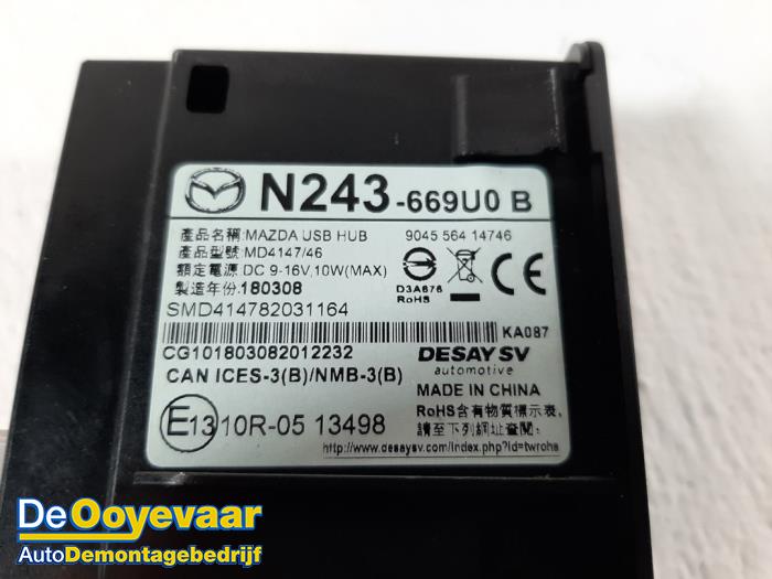 AUX/USB aansluiting van een Mazda MX-5 (ND) 1.5 Skyactiv G-131 16V 2018