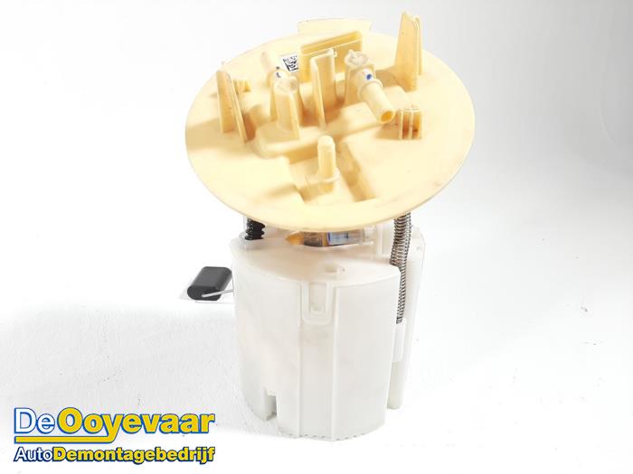 Gebruikte Tank element Pomp Mercedes E (W213) E-220d 2.0 Turbo 16V Prijs € 125,00 Margeregeling aangeboden door Autodemontagebedrijf De Ooyevaar