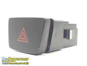 Gebruikte Alarmlicht Schakelaar Ford Puma 1.0 Ti-VCT EcoBoost mHEV 12V Prijs € 5,00 Margeregeling aangeboden door Autodemontagebedrijf De Ooyevaar