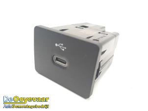 Gebruikte AUX/USB aansluiting Ford Puma 1.0 Ti-VCT EcoBoost mHEV 12V Prijs € 49,99 Margeregeling aangeboden door Autodemontagebedrijf De Ooyevaar