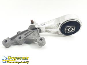 Gebruikte Versnellingsbak Steun Opel Karl 1.0 12V Prijs € 29,99 Margeregeling aangeboden door Autodemontagebedrijf De Ooyevaar