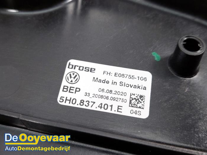 Raammechaniek 4Deurs links-voor van een Volkswagen Golf VIII (CD1) 1.5 eTSI 16V 2020