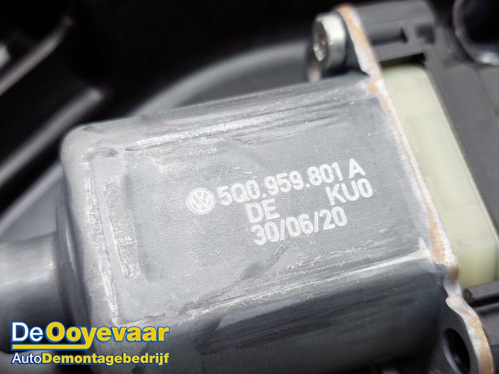 Raammechaniek 4Deurs links-voor van een Volkswagen Golf VIII (CD1) 1.5 eTSI 16V 2020