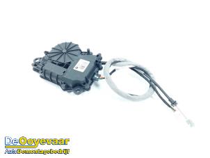 Gebruikte Sluithulpmotor achterklep BMW M5 (F90) 4.4 xDrive V8 32V TwinPower Turbo Prijs € 49,99 Margeregeling aangeboden door Autodemontagebedrijf De Ooyevaar
